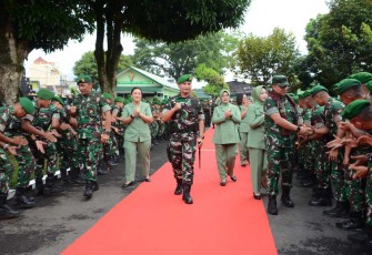 Pangdam I/BB Mayjen TNI Rio Firdianto menyalami prajuritnya saat kunjungan kerja di Yonif 123/RW, Rabu (23/4)