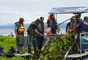 Pangdam I/BB Mayjen TNI Rio Firdianto pimpin membersihkan eceng gondok di kawasan Danau Toba, Kamis (24/4)