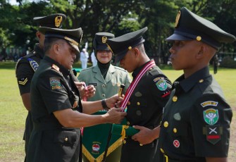 Pangdam IM Mayjen TNI Niko Fahrizal saat melantik prajurit TNI AD pada penutupan Dikmata TNI AD gelombang I TA 2025 di Rindam IM, Jum'at (25/4)