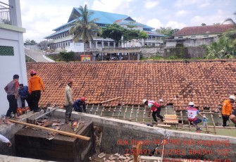 Tim Gabungan Evakuasi Korban Tertimbun Tembok Penampungan Air di Magelang