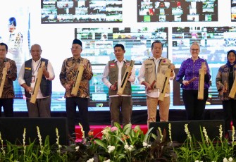 Kepala BNPB Letjen TNI Dr. Suharyanto, S.Sos, M.M (rompi hijau) memimpin pemukulan kentongan sebagai tanda dimulainya simulasi bencana yang merupakan puncak dari Hari Kesiapsiagaan Bencana (HKB) yang dilaksanakan di Gedung Gubernur Nusa Tenggara Barat, Sabtu (26/4)