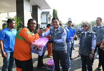 TNI AL Beri Bantuan Sosial Kepada Warga Sekitar Kelapa Gading 