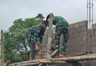 Satgas Yonzipur 5/ABW Perindah Fasilitas di TMP Dwikora Melalui Pembuatan Pagar