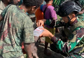Pelayanan kesehatan satgas Yonif 700/Wyc