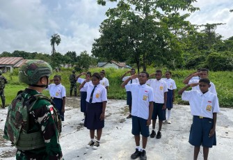 Satgas Yonif 642/Kps Ajarkan Pelatihan Baris Berbaris