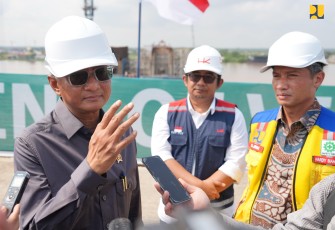 Menteri Pekerjaan Umum (PU) Dody Hanggodo meninjau pembangunan Jalan Tol Trans Sumatera (JTTS) Ruas Palembang - Betung Provinsi Sumatera Selatan yang merupakan salah satu koridor utama, Jumat (2/5)
