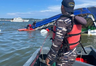TNI AL dan Tim SAR Sigap Evakuasi Korban Tenggelam KMP Muchlis di Teluk Balikpapan 