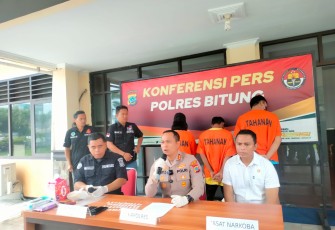 Kapolres Bitung, AKBP Albert Zai SIK.,MH dengan didampingi Kasat Resnarkoba Iptu Trivo Datukramat bersama Kasi Humas Iptu Abdul Natip Anggai saat menggelar konferensi pers pengungkapan 44 paket sabu diwilayah Kota Bitung