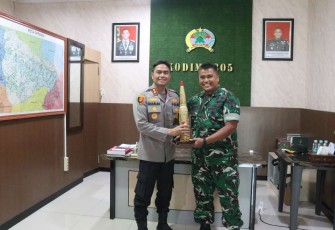 Dandim 0805/Ngawi Letkol Arh Setu Wibowo memberikan cenderamata untuk Kapolres Ngawi, Rabu (7/5)