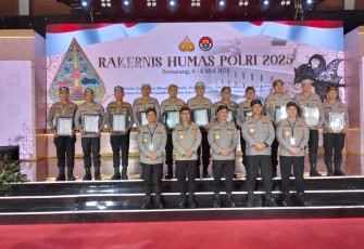 Bidhumas Polda Kalteng Terima 2 Penghargaan dari Kadivhumas Polri