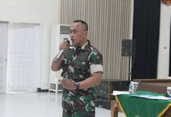 Lettu Arh Lalan Jaelani saat memberikan materi Bintal di Menarmed 2 Kostrad 