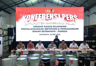 Kabid Humas Polda Jatim Kombes Pol Jules Abraham Abast saat memberikan keterangan pers di Surabaya, Kamis (8/5)