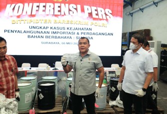 Perdagangan ilegal sianida dalam konferensi pers di mapolda Jatim, Kamis (8/5)