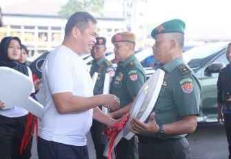 Kasad Jenderal TNI Maruli Simanjuntak menyerahkan kendaraan dinas