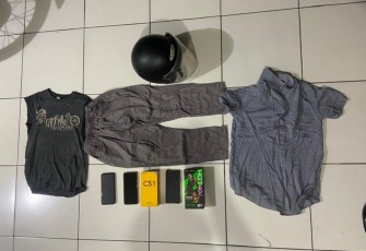 Beberapa handphone hasil curian dan pakaian milik pelaku W (39) diamankan polisi sebagai barang bukti