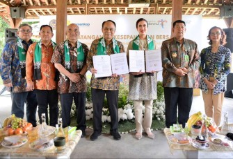 Menkop Budi Arie Setiadi bersama Menpar Widiyanti Putri Wardhana foto bersama usai MoU di Kulon Progo Yogyakarta, Jum'at (9/5)