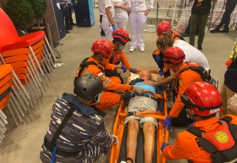 Prajurit TNI AL Selamatkan Dua WNA Penumpang Kapal yang Sakit Saat Berlayar 