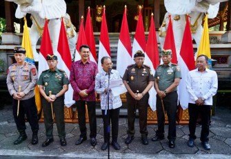 Gubernur Bali Wayan Koster saat konferensi pers, Senin (12/5)