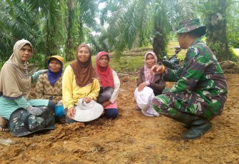 Satgas TMMD Ke-124 Kodim 0408/BS Komsos Dengan Ibu-Ibu