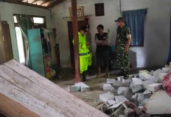 Evakuasi material longsor di wilayah desa binaan 