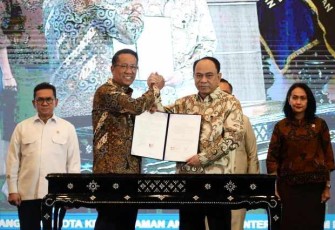 Menkop Budi Arie Setiadi bersama Menteri Hukum Supratman Andi