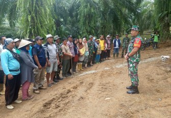 Dansatgas TMMD Ke-124 Kodim 0408/BS Beri Arahan ke Personil Satgas TMMD dan Warga