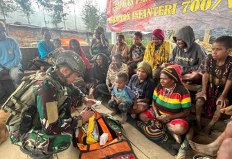 Pengobatan gratis prajurit satgas Yonif 700/Wyc