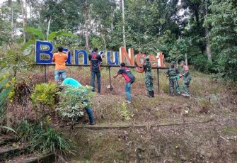 Pembersihan lingkungan di lokasi wisata wilayah desa binaan 