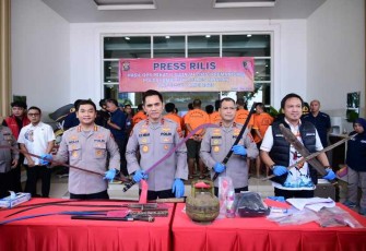 Kapolda Jambi Irjen Pol Krisno H Siregar memberikan keterangan pers 