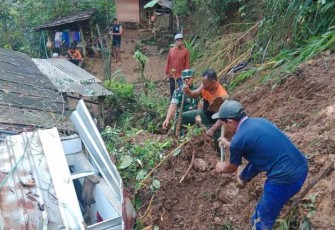Evakuasi material longsor di wilayah desa binaan 