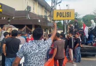 Keluarga Korban Pembunuhan Gelar Orasi di Depan Mapolrestabes Medan.