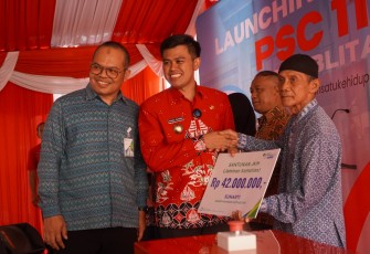 Walikota Blitar Syauqul Muhibbin Serahkan Manfaat Program dari BPJamsostek Blitar ke Penerima Manfaat