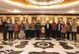 Ketua Dewan Pers Komaruddin Hidayat foto bersama Ketua MA di Jakarta 