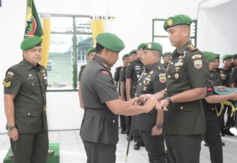 Danrem 023/KS Kolonel Inf Jansen P Nainggolan menyerahkan tongkat komando