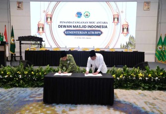 Menteri Nusron saat menandatangani MoU dengan DMI di Jakarta 