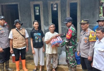 Santunan korban longsor di wilayah desa binaan 