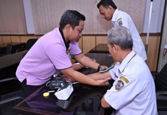 Salah satu karyawan Setda Karanganyar menjalani pemeriksaan kesehatan di Ruang Podang I Kantor Bupati Karanganyar