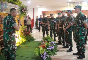 Panglima TNI Jenderal Agus Subiyanto menerima pemaparan stand ketahanan pangan Korem 081/DSJ