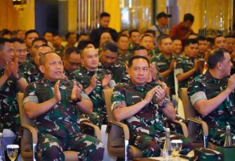 Pangdivif 2 Kostrad Mayjen TNI Susilo mendampingi Panglima TNI Jenderal TNI Agus Subianto di Surabaya, Kamis (22/5)
