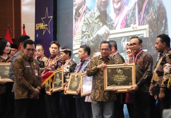 Mendagri Tito Karnavian saat memberikan penghargaan 
