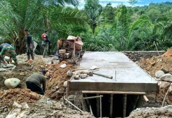 Pengecoran plat duiker penghubung jalan desa  