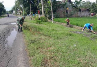 Kerja bakti bersihkan lingkungan bersama warga