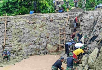 Satgas TMMD bersama masyarakat berjibaku membuat embung