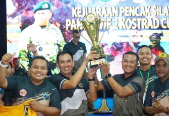 Kasdivif 2 Kostrad Brigjen TNI Riyanto, S.I.P menyerahkan Piala Bergilir Pangdivif 2 Kostrad Kejuaraan Pencak Silat ke Danyonarhanud 2 Kostrad Letkol Arh Farauk Saputra