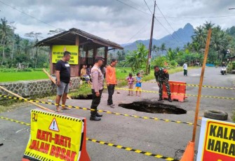 Jalan amblas di wilayah desa binaan 