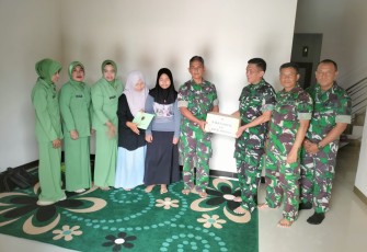 Penyerahan bingkisan anak berkebutuhan khusus