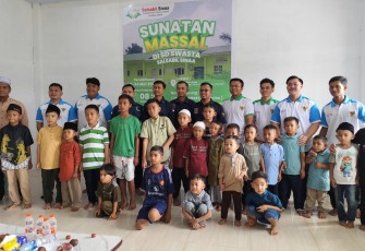 Anak-anak di Rumah Qur'an Abadikan Poto Bersama Usai Kegiatan Sunat Massal Bersama Pembiba Yayasan Salsabil Sinaa.