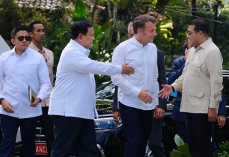Menteri Ekraf dampingi Presiden Prabowo dan Sambut Macron di Borobudur