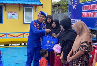 Dirpolairud Berikan Bantuan Sosial Kepada Warga Desa Palangkau Lama