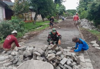 Pemasangan paving blok bersama warga binaan 